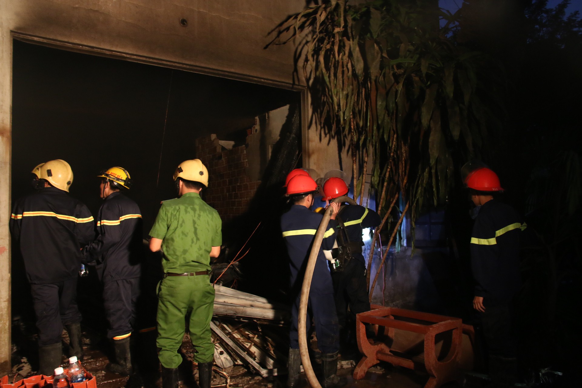 Da Nang: Large fire in the wood shop, hundreds of police firefighters are mobilized fire